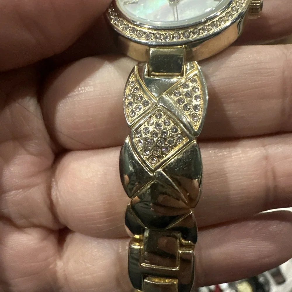 Working VP by TIMEX Womens Dainty Watch 30 mm Gold Tone Bracelet MOP dial Fit 7